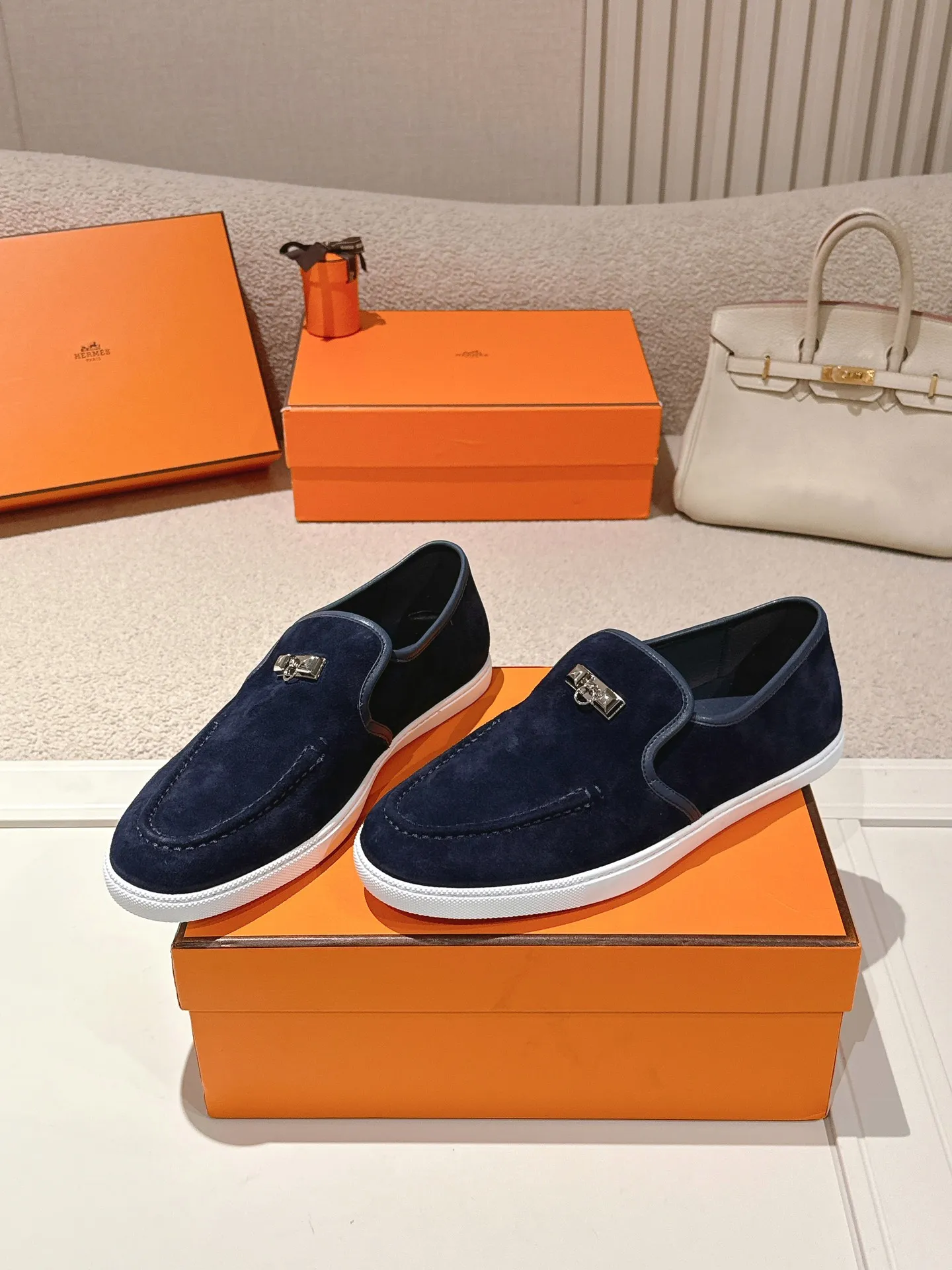 Men's Men's Shoes 600💰 Hermes# Couple Studded Loafers Calfskin and suede goatskin lace-up free sneakers with signature "H" detail. The design is simple and smooth, creating a fashionable urban look. It is comfortable and versatile. H family classics are not outdated, and the delivery counter is exquisitely packaged🛍📦 Fabric: Original customized imported first-layer cowhide/cow down Lining: Imported soft sheepskin Sole: Original open-molded anti-slip TPU material Size: 35-45